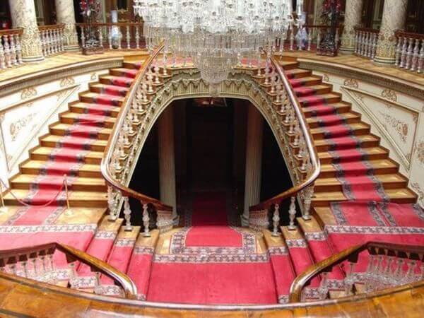 dolmabahce-palace-istanbul-turkey-The-Crystal-Staircase-1